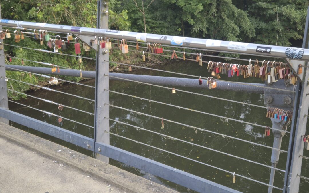Auf ewig dein – Liebesschlösser an der Brücke zur Mensa Marburg