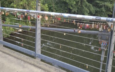 Auf ewig dein – Liebesschlösser an der Brücke zur Mensa Marburg